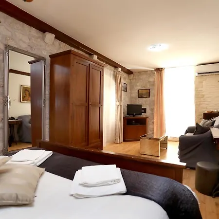 فندق مبيت وإفطار Carrara 3*