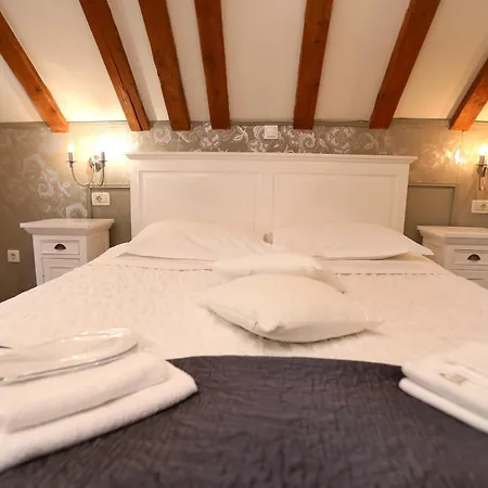 فندق مبيت وإفطار Carrara 3*