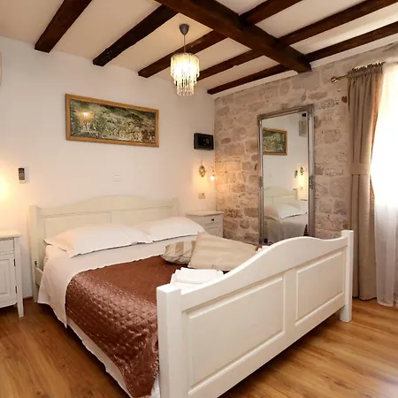 فندق مبيت وإفطار Carrara 3*