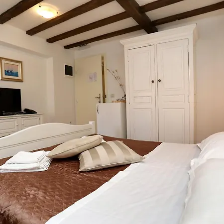 فندق مبيت وإفطار Carrara 3*