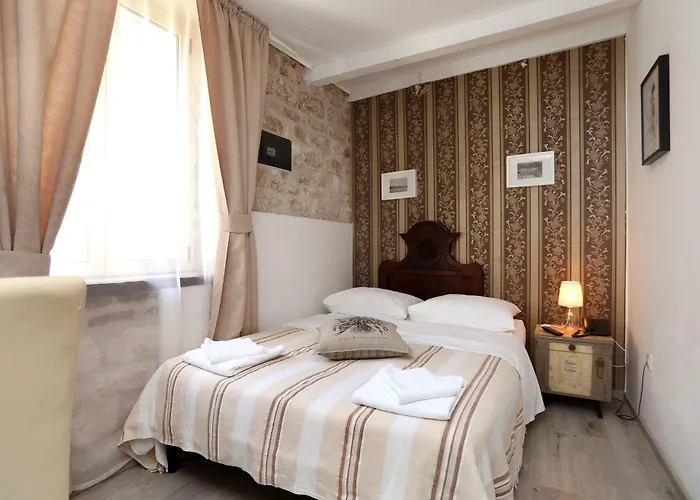 Carrara 3* Τρογκίρ