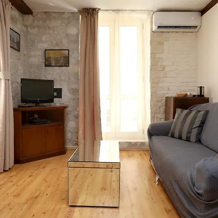 Carrara トロギール