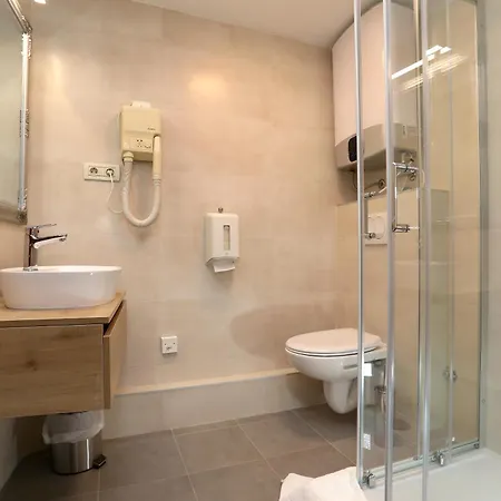 Carrara 3* טרוגיר