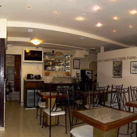 Carrara לינה וארוחת בוקר 3*