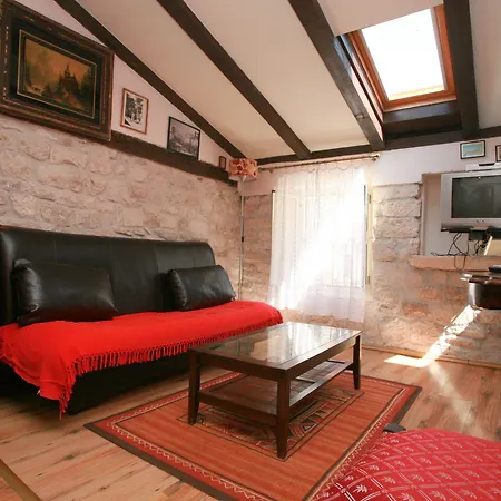 לינה וארוחת בוקר Carrara טרוגיר