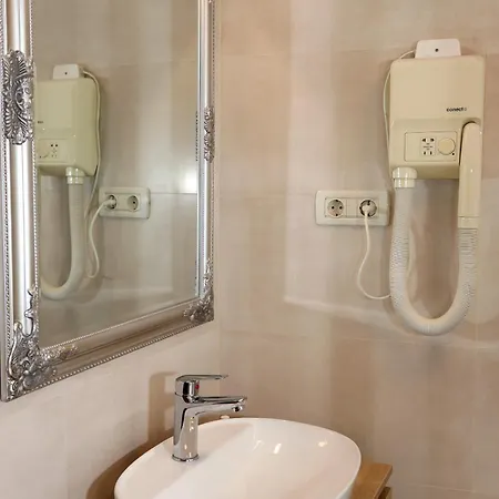 Carrara Bed & Breakfast 3*