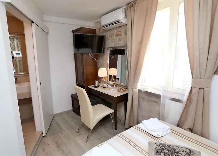 فندق مبيت وإفطار Carrara 3*